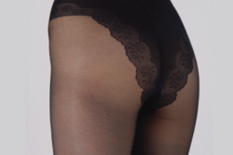 パンティラインはバラ柄レースカット